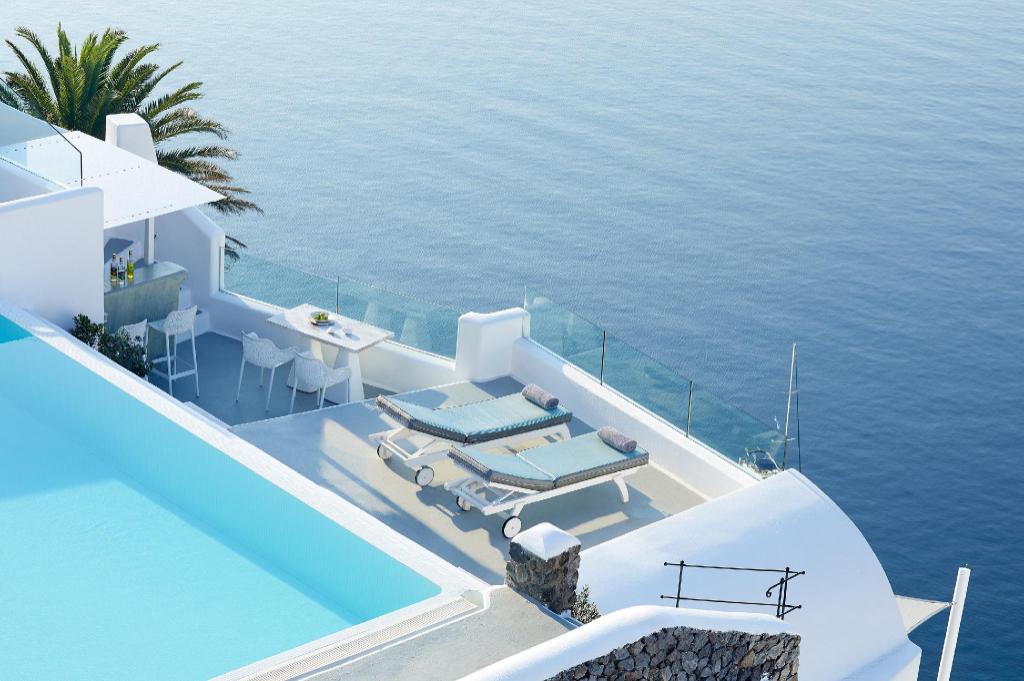 Oia’s Finest: Curated Luxury Stays for Santorini Discerning Travelers