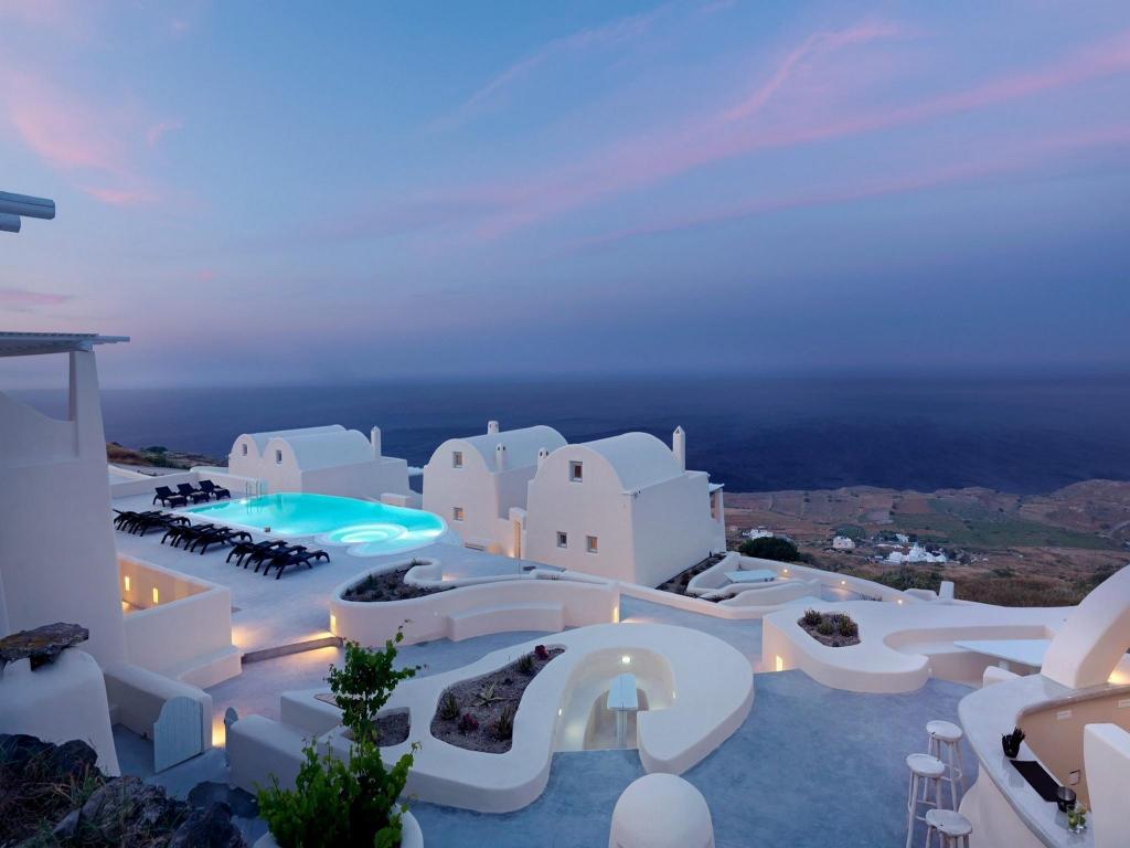 Santorini’s Imerovigli: Curated Luxury Stays with Distinctive Charms