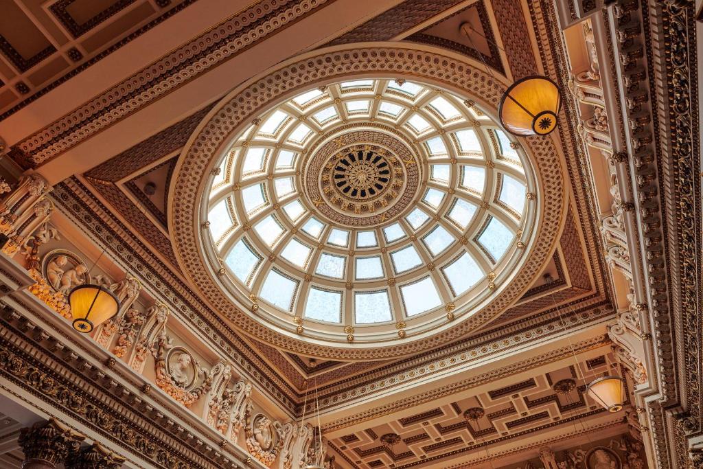 Edinburgh’s Luxury Retreats: Curated Stays for Discerning Travelers